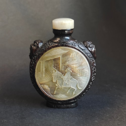 Rare lacquered and carved bamboo snuffbottle with a sculpted mother-of-pearl panels - China 19th century
H 6.5cm